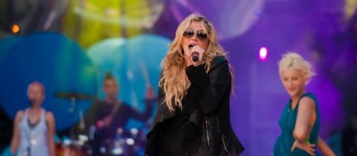 Kesha delivers inspiring message on suicide prevention at the 2017 MTV VMAs. (Wikimedia/Jeff Denberg)