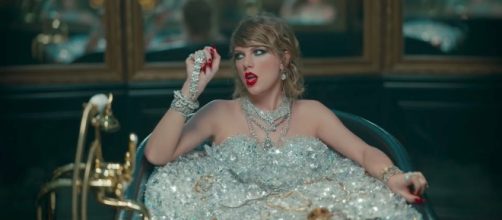 Taylor Swift is clapping back at all her haters in her latest music video. (image source: YouTube/TaylorSwiftVEVO)