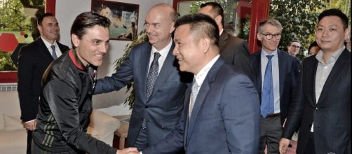 Yonghong Li in visita a Milanello: stringe la mano a Montella