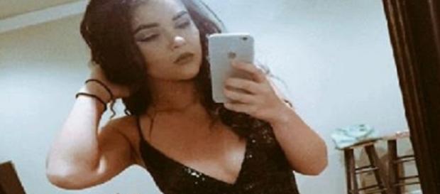 Alyssa, seu vestido e a bagunça no quarto Alyssa, seu vestido e a bagunça no quarto