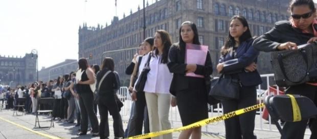 En México a mayor escolaridad menor oportunidad de empleo, los profesionistas ocupan puestos de vendedores, por necesidad, más que por convicción En México a mayor escolaridad menor oportunidad de empleo, los profesionistas ocupan puestos de vendedores, por necesidad, más que por convicción