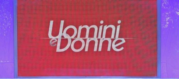 Gossip Uomini e donne: ecco chi è uno dei volti del 'classico'. Gossip Uomini e donne: ecco chi è uno dei volti del 'classico'.
