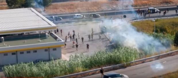 Scontri tra ultras del Brindisi e tifosi del Lecce, fotogramma di youtube Scontri tra ultras del Brindisi e tifosi del Lecce, fotogramma di youtube