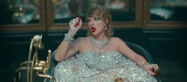 Taylor Swift is clapping back at all her haters in her latest music video. (image source: YouTube/TaylorSwiftVEVO) Taylor Swift is clapping back at all her haters in her latest music video. (image source: YouTube/TaylorSwiftVEVO)