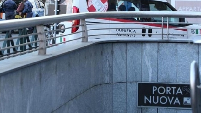 Segnalati sputi nelle zone riservate ai non vedenti della metro di Torino