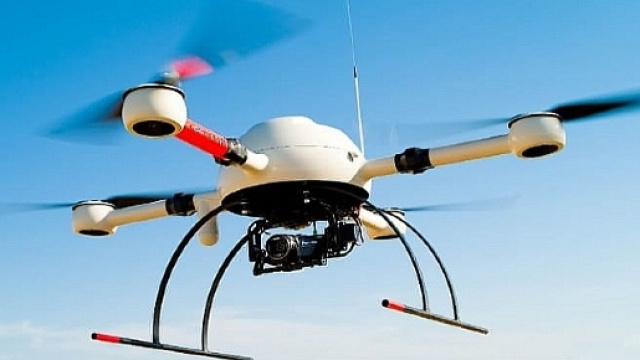 Un turista americano ha fatto volare un drone aggirando il divieto di volo sui cieli di Roma. Altro drone era 'sbarcato' a San Pietro.