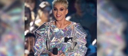 Katy Perry photographed during her opening monologue at this year's MTV VMAs - YouTube/Hollyscoop