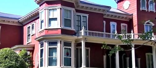 Spot the red balloon in the window of Stephen King's Bangor home [Image: YouTube/ WMTW-TV]