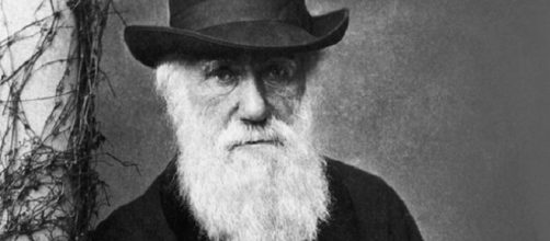 Fotografía de Charles Darwin en blanco y negro.