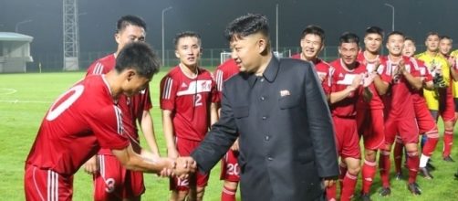 Kim Jong-un incontra i giocatori della Nazionale nordcoreana