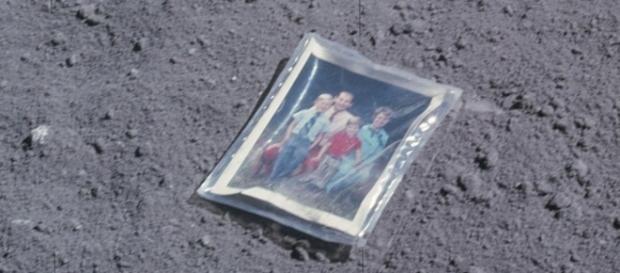 Foto deixada pelo astronauta Charles Duke, que participou de uma das últimas missões lunares, a Apolo 16 Foto deixada pelo astronauta Charles Duke, que participou de uma das últimas missões lunares, a Apolo 16