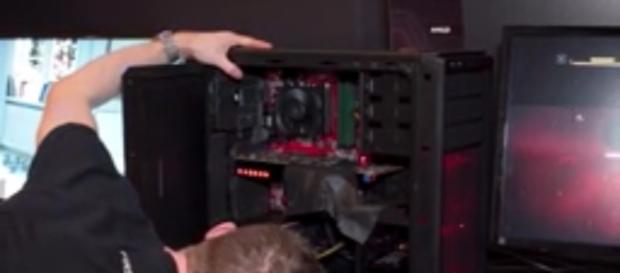 Image courtsay Linus Tech Tips-Youtube screenshot Image courtsay Linus Tech Tips-Youtube screenshot