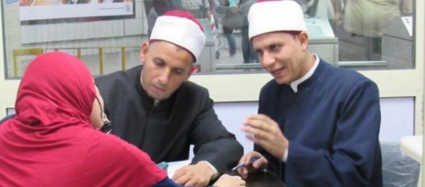 Imam che incontrano una fedele nella metropolitana del Cairo Imam che incontrano una fedele nella metropolitana del Cairo