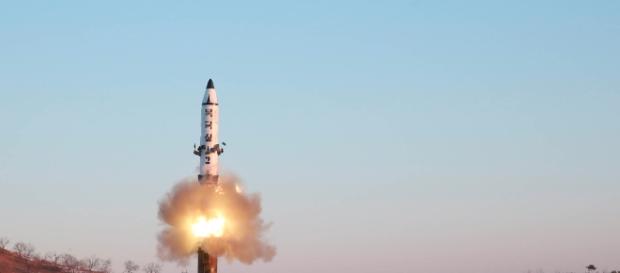 La Corea del Nord ha lanciato un missile che ha sorvolato l'isola giapponese di Hokkaido La Corea del Nord ha lanciato un missile che ha sorvolato l'isola giapponese di Hokkaido