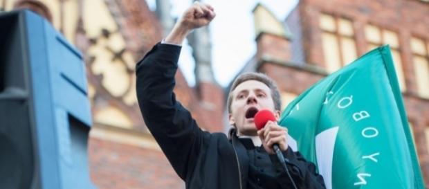 Międlar jeszcze jako ksiądz, wymachiwał zaciśniętą pięścią (fot. newsweek.pl) Międlar jeszcze jako ksiądz, wymachiwał zaciśniętą pięścią (fot. newsweek.pl)