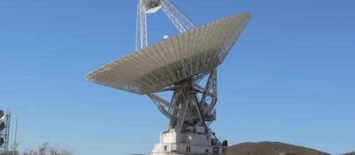 A massive NASA antenna in Goldstone, image from Wikimedia.