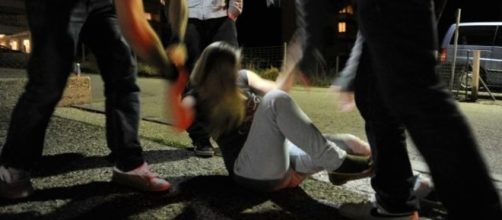 Ecco cosa scatta nella mente degli adolescenti che commettono stupri di gruppo