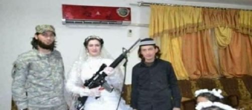 La sposa di un miliziano dell'Isis in abito nuziale imbraccia una mitragliatrice. - Foto da l'Espresso
