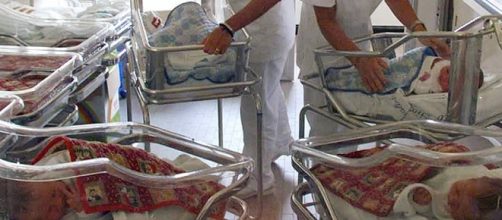 Neonati trnquili nel nido dell'ospedale.Fonte:http://www.ansa.it/canale_saluteebenessere/