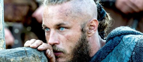 Travis Fimmel actuando como Ragnar en la serie "Vikingos"