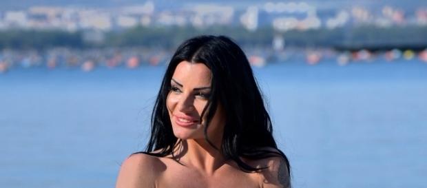 Amanda Fox senza veli davanti all'Ilva Amanda Fox senza veli davanti all'Ilva