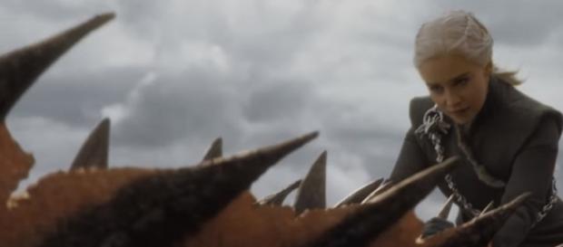 Daenerys Targaryen montada em seu dragão Drogon Daenerys Targaryen montada em seu dragão Drogon