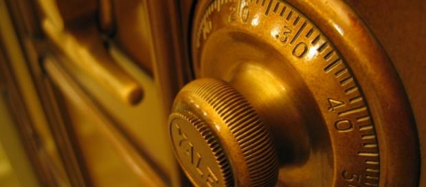 Robot cracks open a safe live on stage in Las Vegas / Photo via Rob Pongsajapan, Flickr Robot cracks open a safe live on stage in Las Vegas / Photo via Rob Pongsajapan, Flickr
