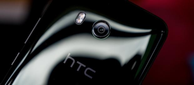 The HTC U11 may soon become the first device to feature Bluetooth 5.0 / Photo via GillyBerlin, Flickr The HTC U11 may soon become the first device to feature Bluetooth 5.0 / Photo via GillyBerlin, Flickr