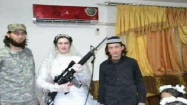 La sposa di un miliziano dell'Isis in abito nuziale imbraccia una mitragliatrice. - Foto da l'Espresso