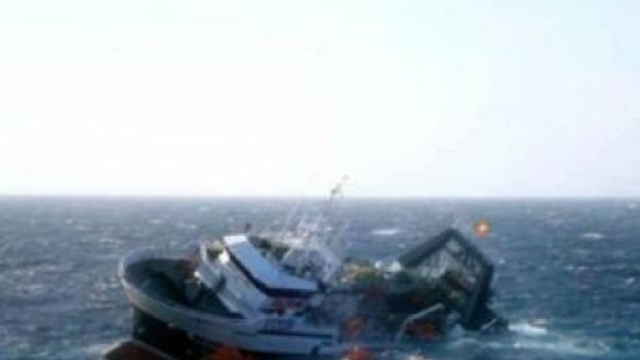 Paura per un peschereccio italiano attaccato da una motovedetta tunisina.