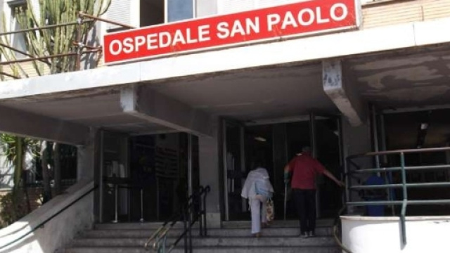 Una storia grottesca e amara: disabile dimesso da quasi un mese dall'ospedale San Paolo di Napoli non se ne va.