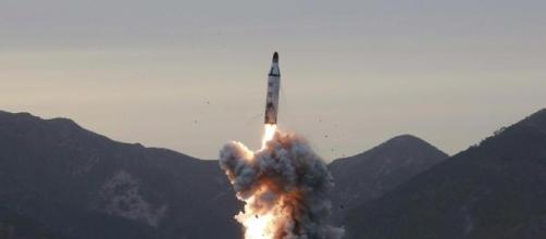 La Corea del Nord lancia un altro missile e crea crisi internazionale.