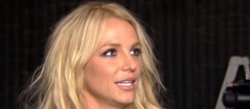 Britney Spears shows her face with no make-up. Image[E! Live from the Red Carpet-YouTube]