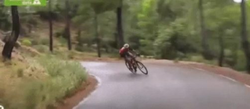 Vincenzo Nibali nella discesa dal Collado Bermejo
