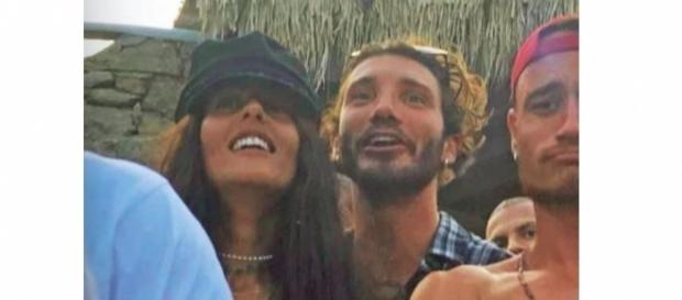 Gossip: Stefano De Martino 'pazzo d'amore': baci in mezzo alla folla con Gilda. Gossip: Stefano De Martino 'pazzo d'amore': baci in mezzo alla folla con Gilda.