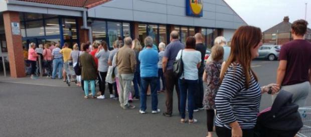 Inglesi in fila per acquistare il prosecco in offerta Inglesi in fila per acquistare il prosecco in offerta