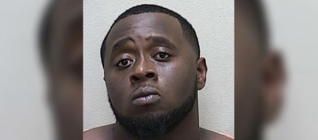 Pattreon Stokes tentou esconder US$ 1.090 em seu próprio reto (Crédito: Facebook/Marion County Sheriff's Office) Pattreon Stokes tentou esconder US$ 1.090 em seu próprio reto (Crédito: Facebook/Marion County Sheriff's Office)