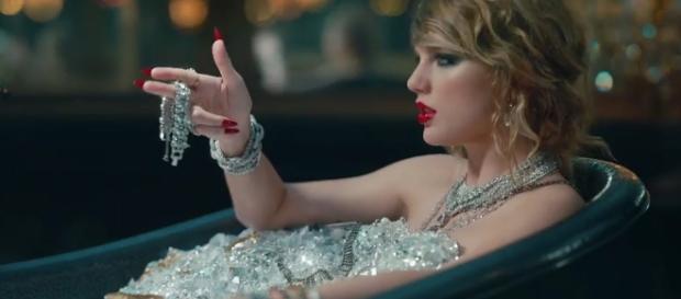 Taylor Swift dissed Katy Perry again at the 2017 VMAs- Photo: YouTube Taylor Swift dissed Katy Perry again at the 2017 VMAs- Photo: YouTube