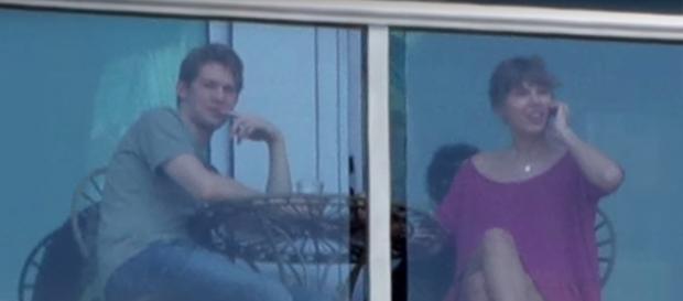 Taylor Swift, Joe Alwyn - YouTube screenshot |E! News/https://www.youtube.com/watch?v=xso7_ev9OYs Taylor Swift, Joe Alwyn - YouTube screenshot |E! News/https://www.youtube.com/watch?v=xso7_ev9OYs