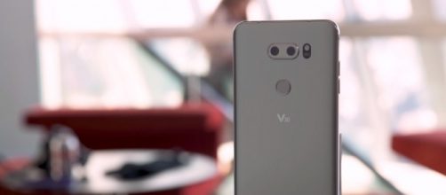 IFA 2017 LG V30 (The Verge/YouTube Screenshot) https://www.youtube.com/watch?v=QGj25GWd_a0