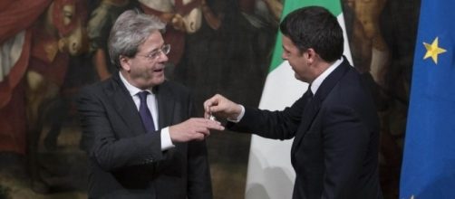 Visti gli ultimi sondaggi, Gentiloni potrebbe decidere di non riconsegnare la campanella di Palazzo Chigi a Renzi