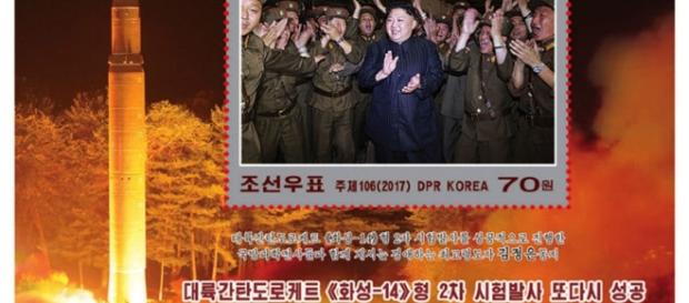 Kim Jong aplaudând lansarea asupra Japoniei Kim Jong aplaudând lansarea asupra Japoniei