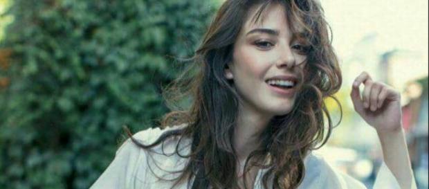 Ozge Gurel racconta come vive la storia d’amore con Serkan Cayoglu Ozge Gurel racconta come vive la storia d’amore con Serkan Cayoglu