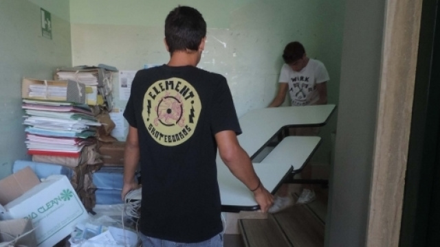 Due studenti usati per traslocare le cattedre