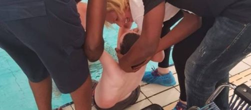 Ad Imperia due migranti aiutano a titolo gratuito i ragazzi con disabilità in piscina