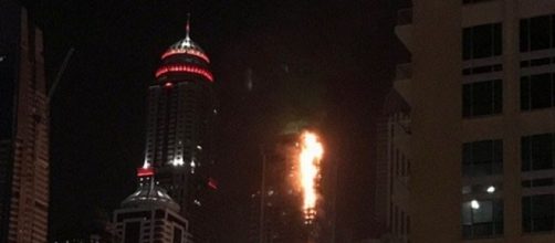 Incendio al Marina Torch di ‪Dubai il terrore in diretta sui social