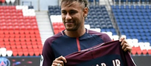 Neymar et son maillot au Parc des Princes, sources Le Parisien