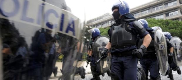 Os polícias são seres humanos e não "Robocops" Os polícias são seres humanos e não "Robocops"