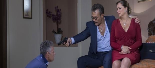 Pedro Medina se vinga de Ezequiel (Foto: Reprodução/Televisa) Pedro Medina se vinga de Ezequiel (Foto: Reprodução/Televisa)