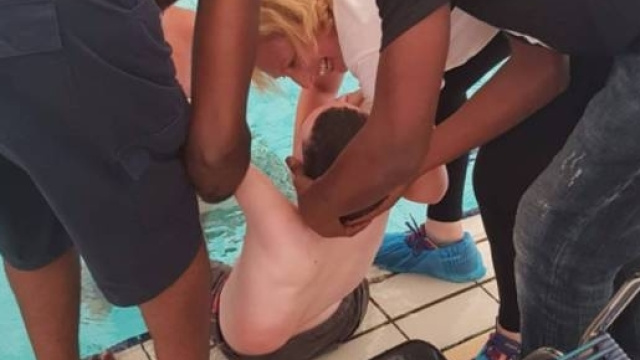 Ad Imperia due migranti aiutano a titolo gratuito i ragazzi con disabilità in piscina